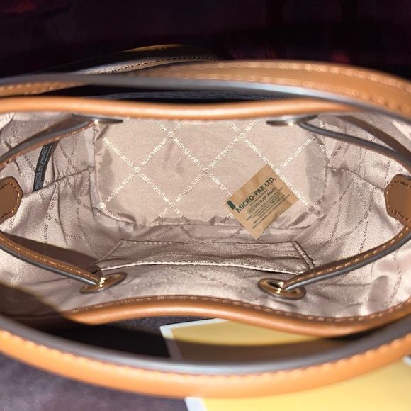 MICHAEL KORS SURI SMALL BUCKET BAG - Picture 6 of 6